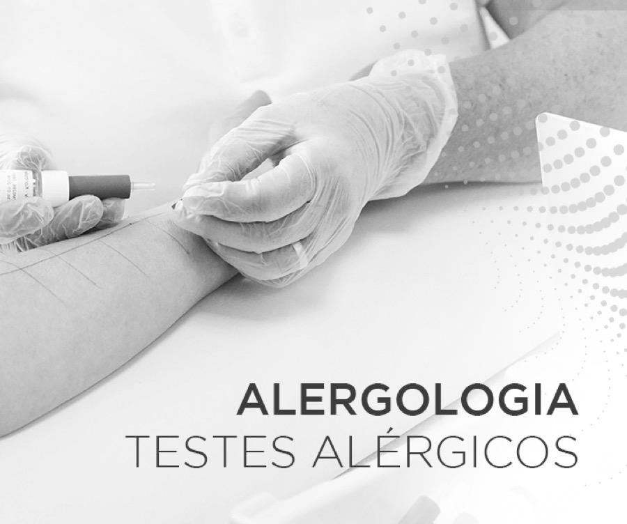 Médica aplicando teste alérgico no antebraço de um paciente na Dermatoclin